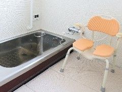 ゆったりとお湯に浸かることができる大きさの浴槽を設置した浴室である。白い壁で明るく清潔感のある空間である。