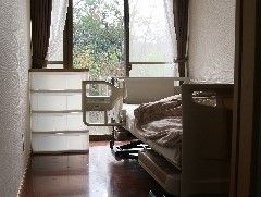 大きな窓があり、光が差し込む明るい居室である。窓からは木々が見え、自然を感じながら毎日を過ごすことができる。