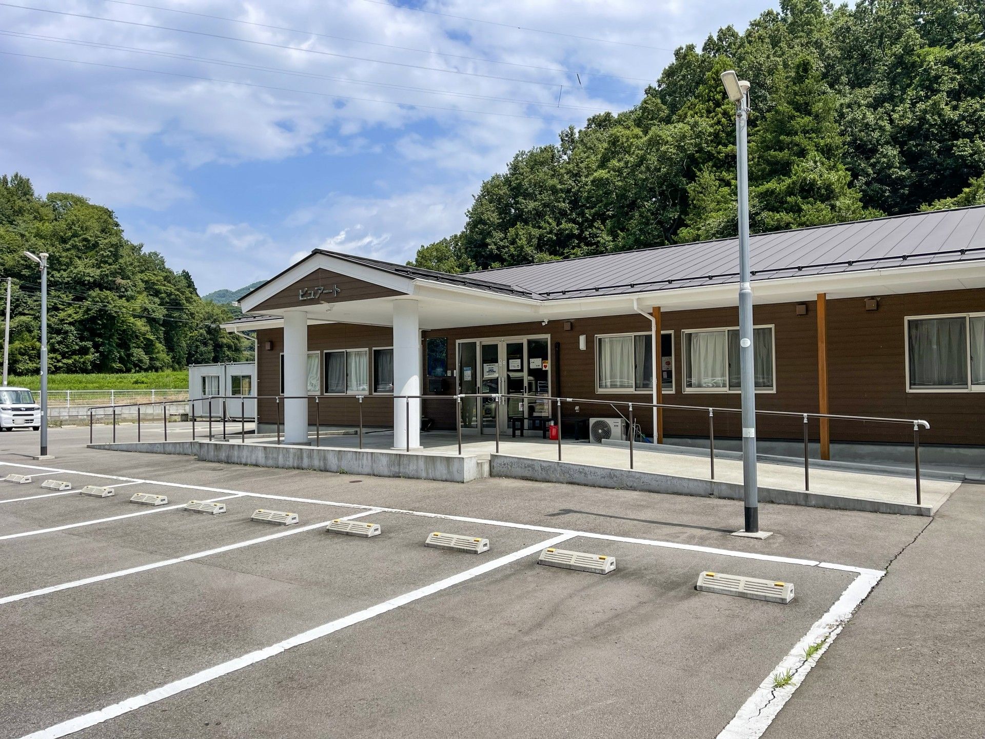 バリアフリー設計のエントランス