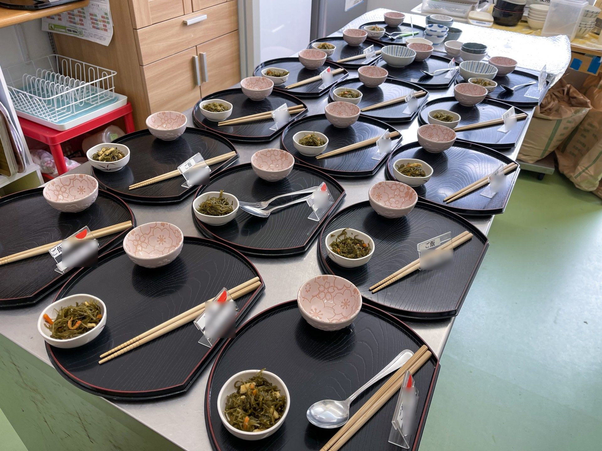 配膳準備完了の食堂