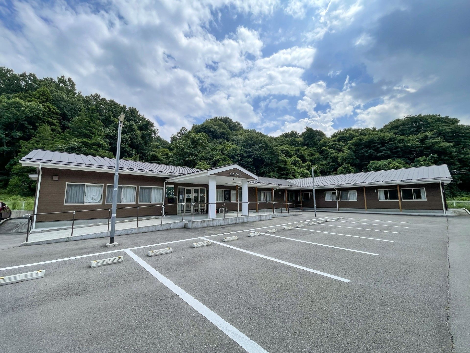 季節のイベントにちなんだ飾りつけがされている、明るい雰囲気の休憩スペース