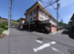 白壁の施設と周辺の風景
