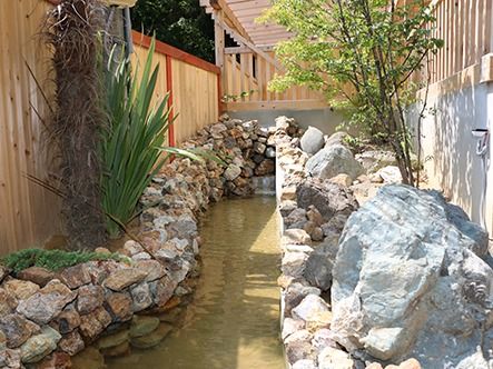 庭には石の緑で綺麗に囲まれた池がある。眺めるだけでちょっとした気分転換になり、リラックス効果を得ることができる。
