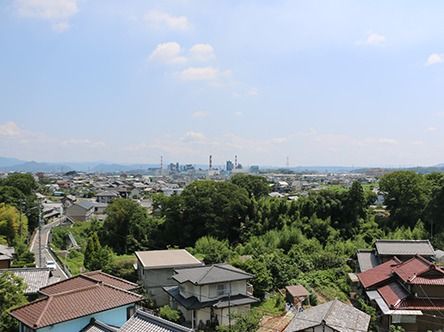 施設にはスカイラウンジがあり、きれいな街並みをのぞむことができる。晴れた日には日向ぼっこが楽しめる。