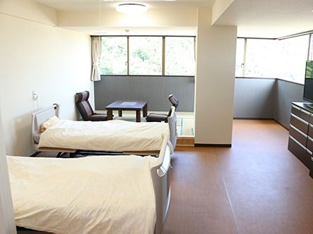 広いスペースが確保された二人部屋である。壁際には大型テレビ等も完備。窓際には畳空間があるので足を伸ばしてくつろぐことができる。