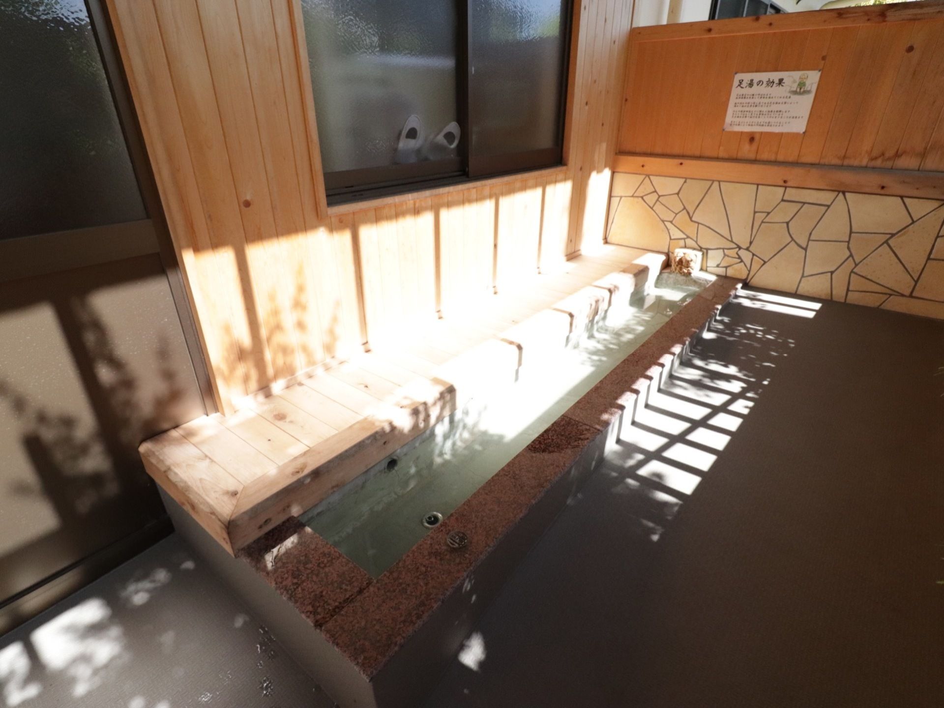 足湯を備え付けており、足湯につかりながら森林浴ができる。心も体もリフレッシュできる環境を整えている。