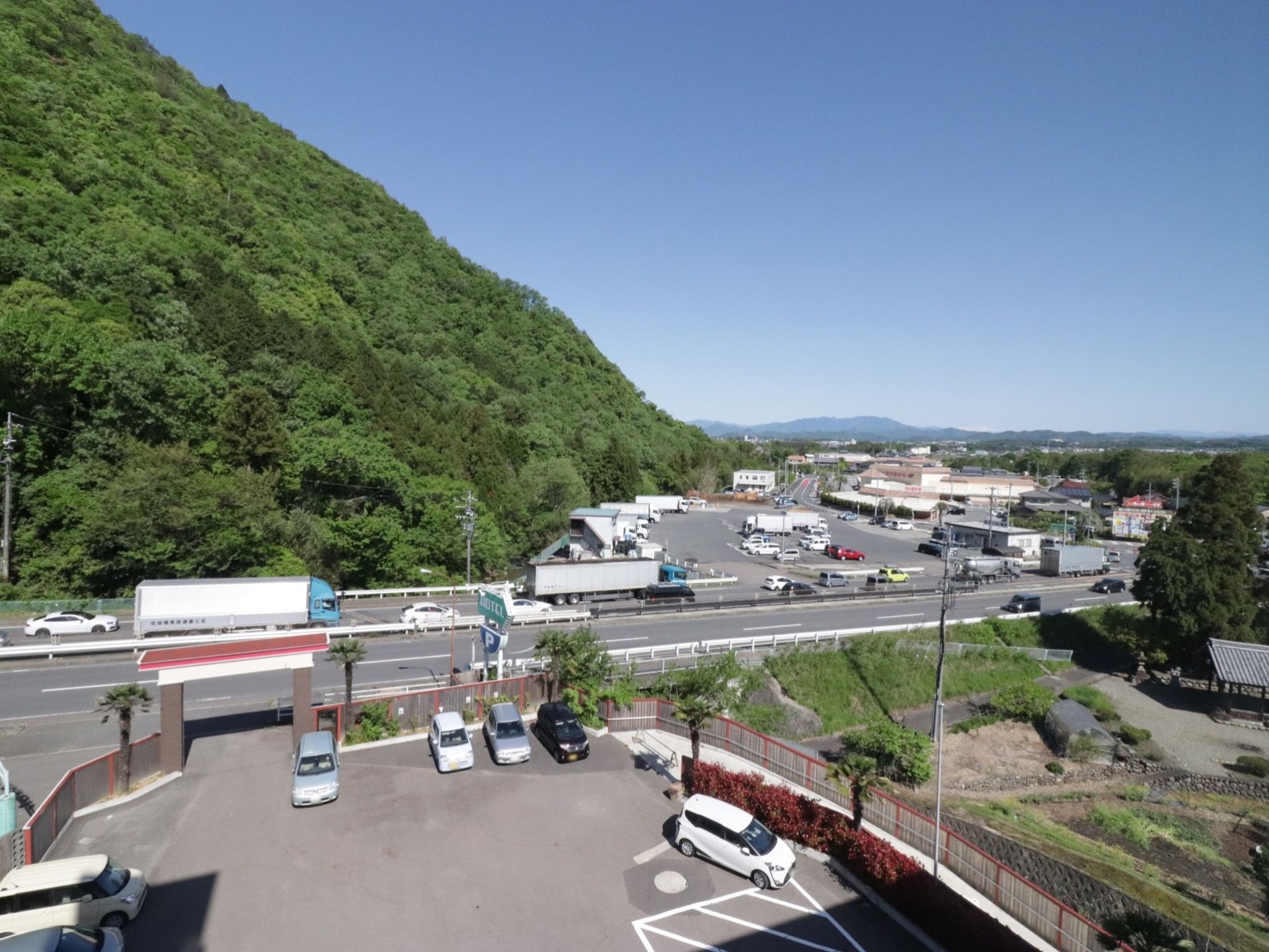 緑豊かな環境の中、ゆったりと過ごすことができる。遠くの山を望める景色は、移り変わり行く四季を肌で感じることができる。