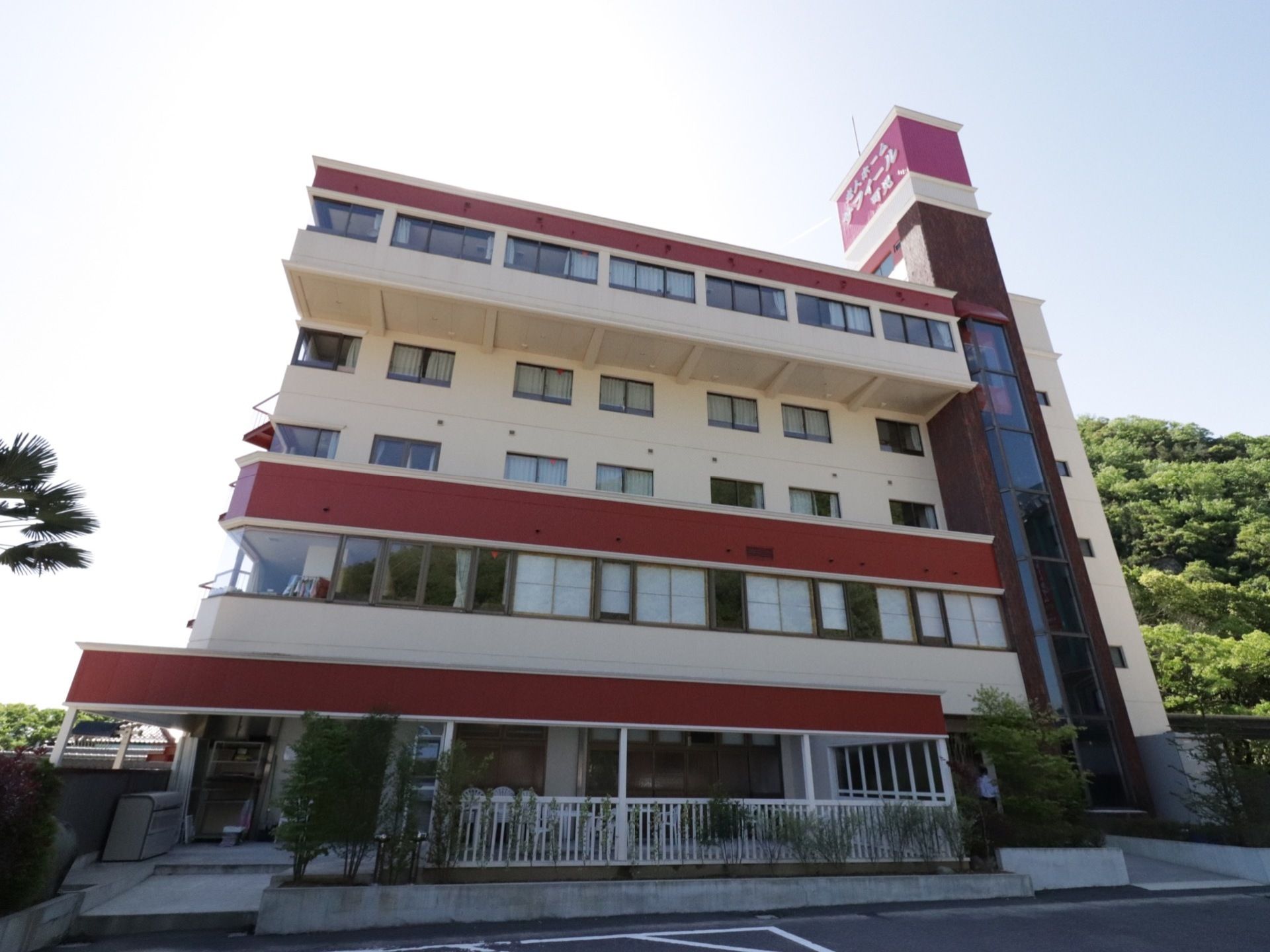 背後には山がそびえ、緑豊かな環境の中、森林浴を楽しむことができる。澄んだ空気を味わい、リフレッシュすることができる。