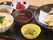炊き込みご飯、お味噌汁、天ぷらの他、小鉢に入ったおかずにフルーツなどバランスのよい献立が並んでいる。
