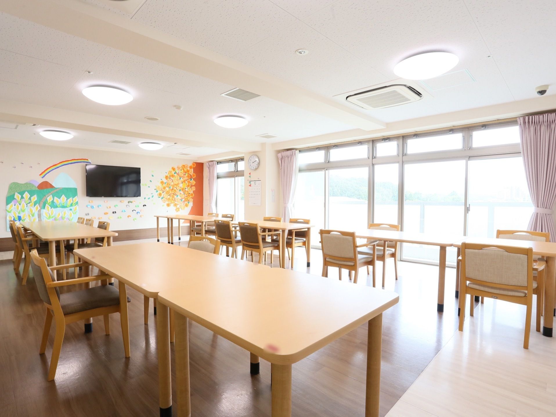 大きな施設には2箇所の食堂があり、どちらもゆとりある大きなスペースになっている。食事時間以外ではレクリエーションなどに利用されている。
