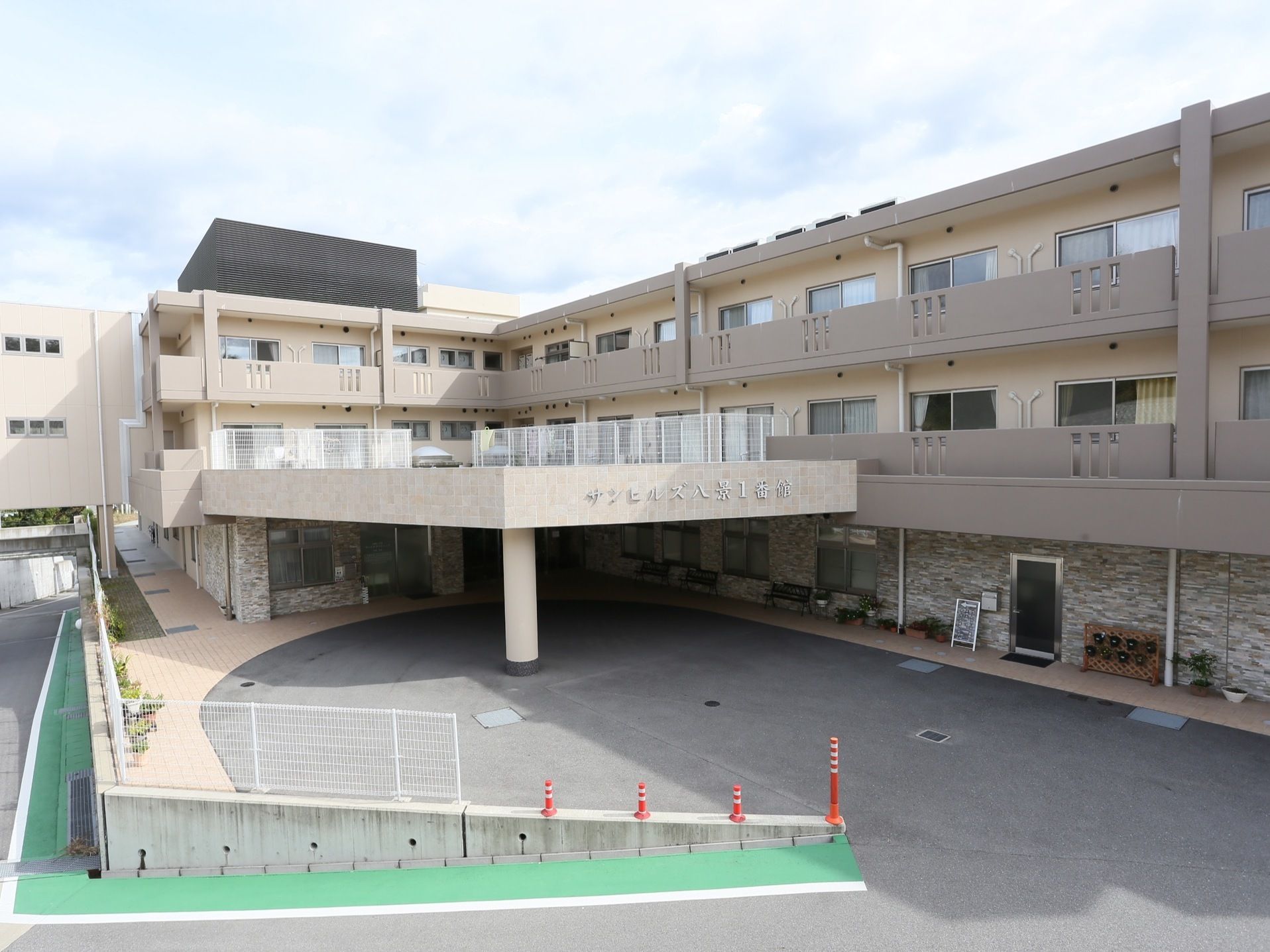 国道沿いにある施設は、国道よりも高地にあり周辺には高い建物がないため、静かな生活が送れる。周囲には竹林などの緑が多い。