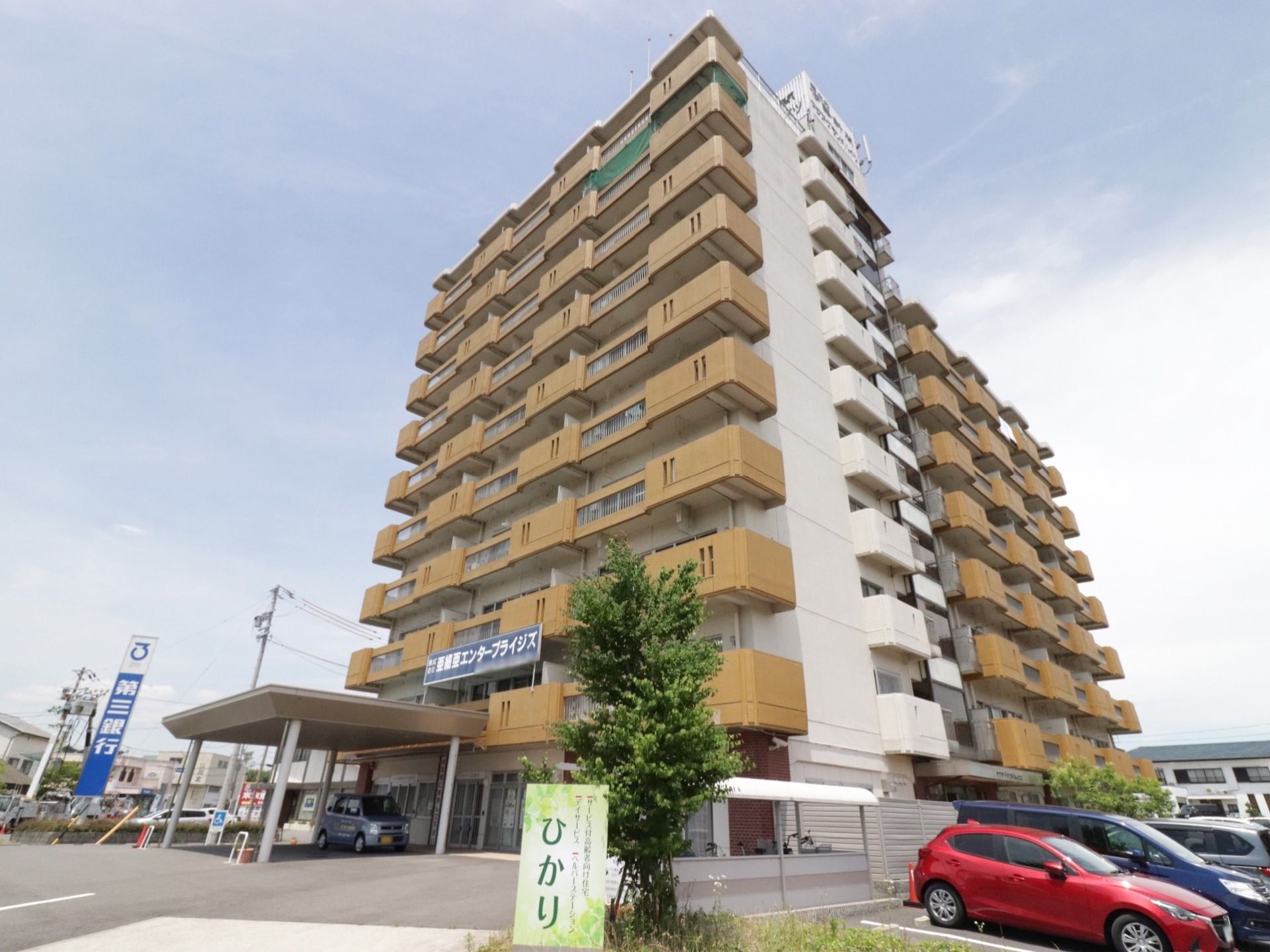 施設は鉄骨、鉄筋造りの10階建ての建物である。各階にベランダが付いている。玄関先に車寄せの屋根が伸びている。近くには銀行がある。