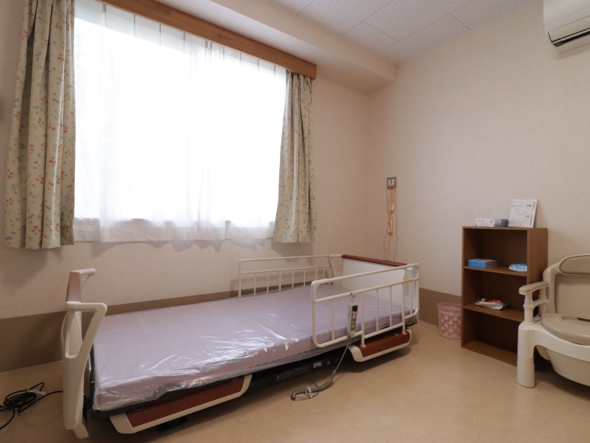 明るく広々とした居室になっている。ベッドの脇に呼び出しボタンを設置しており、いざという時もすぐにスタッフに連絡することができる。