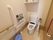 広いスペースが確保されたトイレである。出入り口の扉はスライド式になっており、安全に開け閉めすることができる。