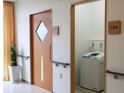 明るい廊下と清潔な洗面所