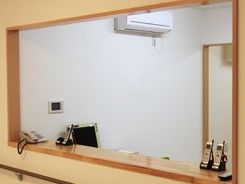 清潔なスタッフ受付エリア