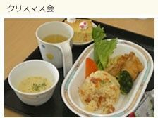 デザートにケーキを付けたクリスマス会用の食事