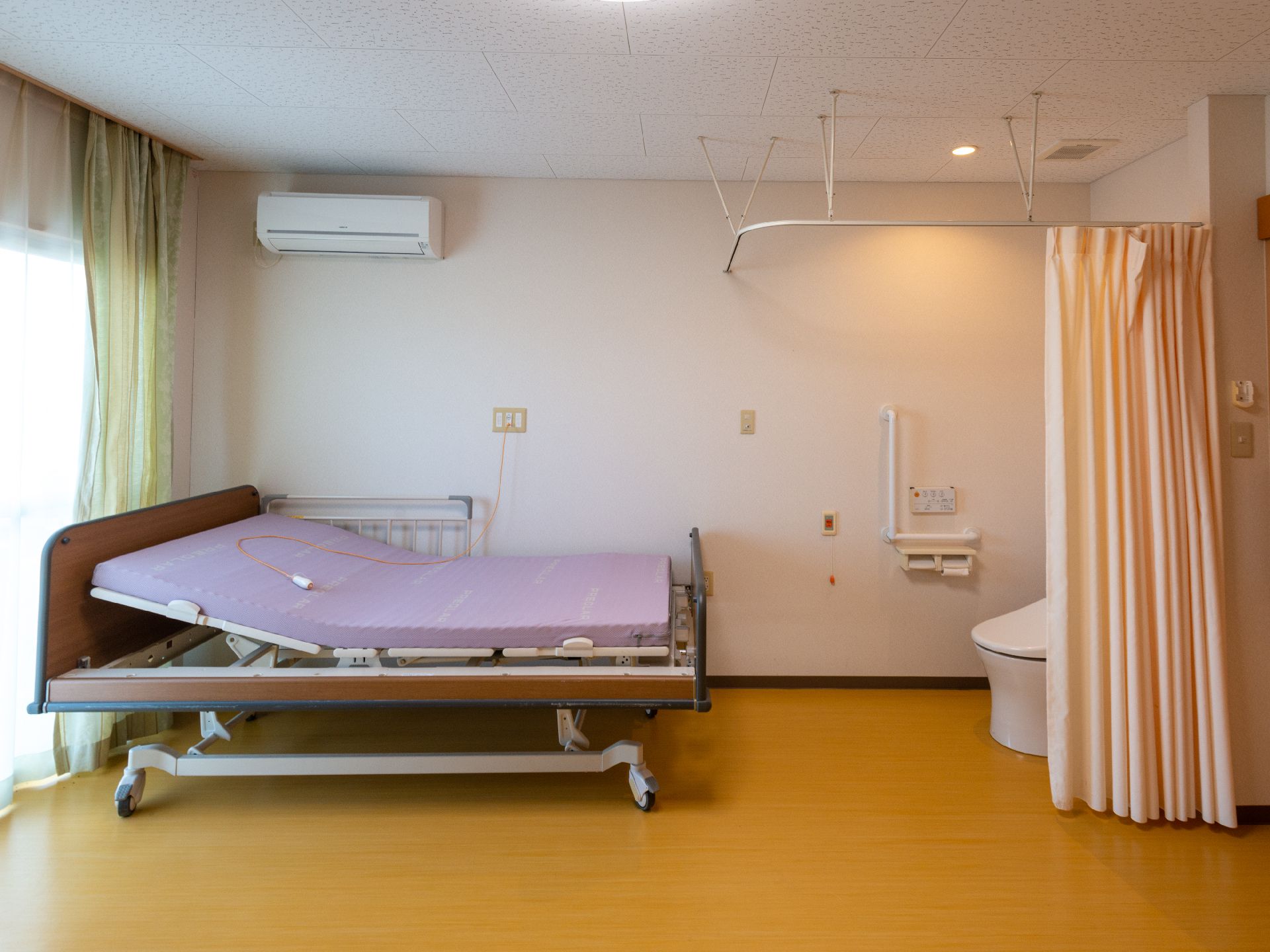 介護ベッドとトイレが設置されている居室
