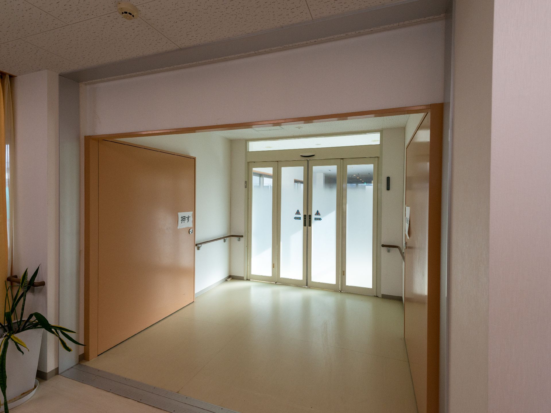 段差がなく、車椅子を使う入居者でも安心な玄関