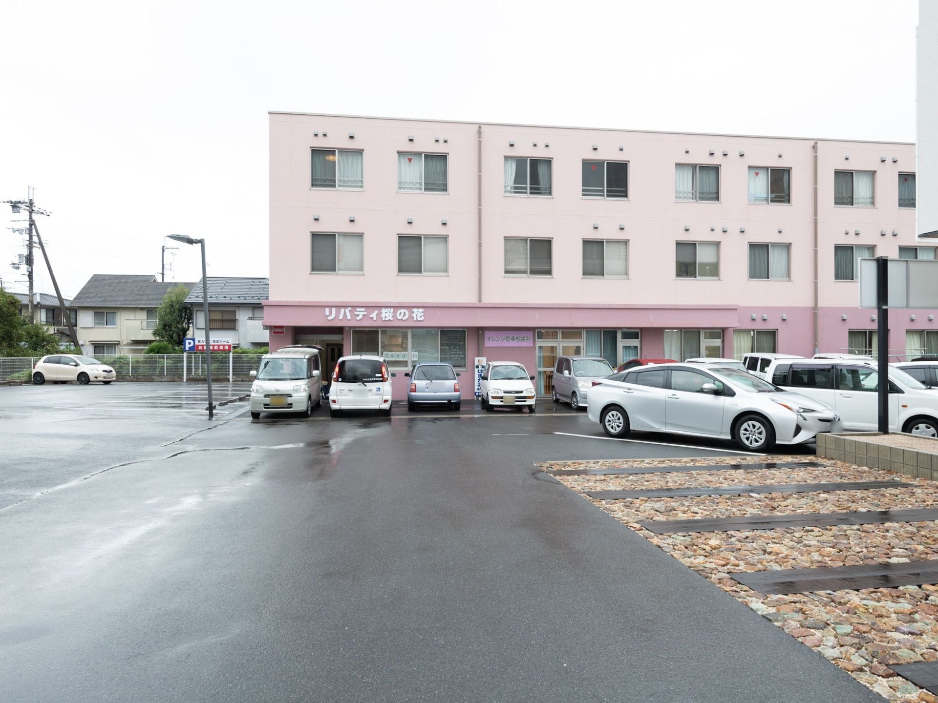 敷地内には複数の施設が一緒に入っている。そのため敷地は広々としている。駐車スペースも多く用意されている。