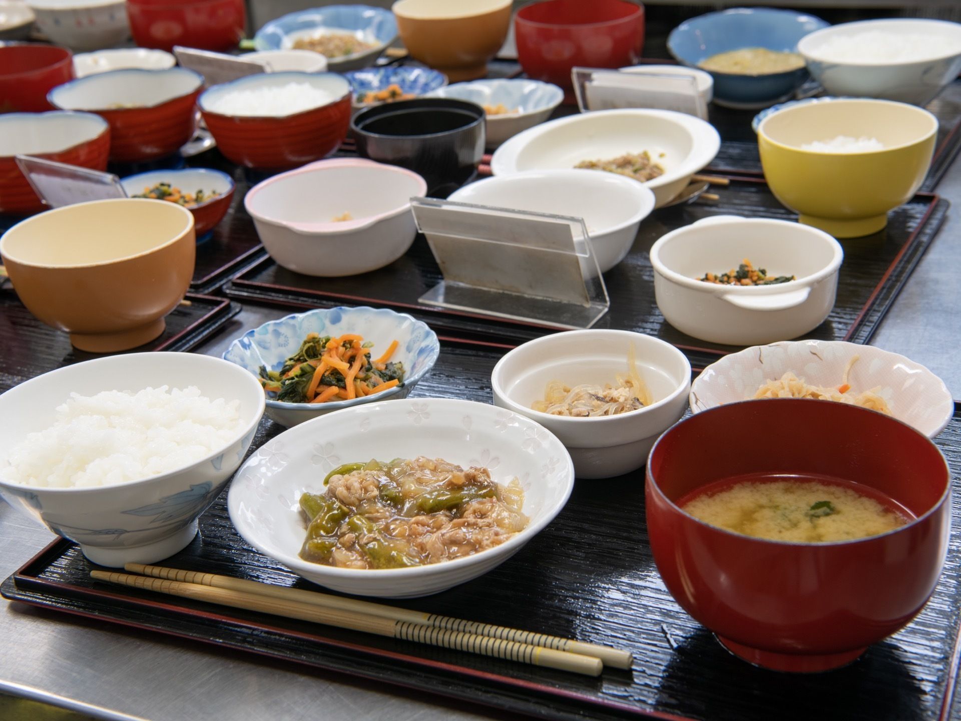 食事は施設内でスタッフが調理しているので、安全かつ出来たての美味しい状態で入居者様に提供することができる。