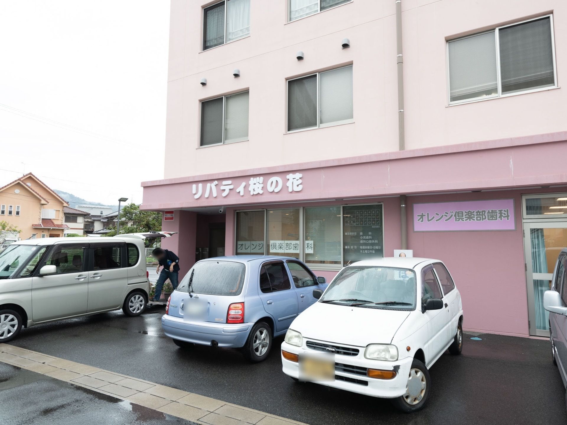 ３階建ての１階部分には、濃いカラーを採用したツートンの外装である。施設名は１階の屋根付近に明記されている。