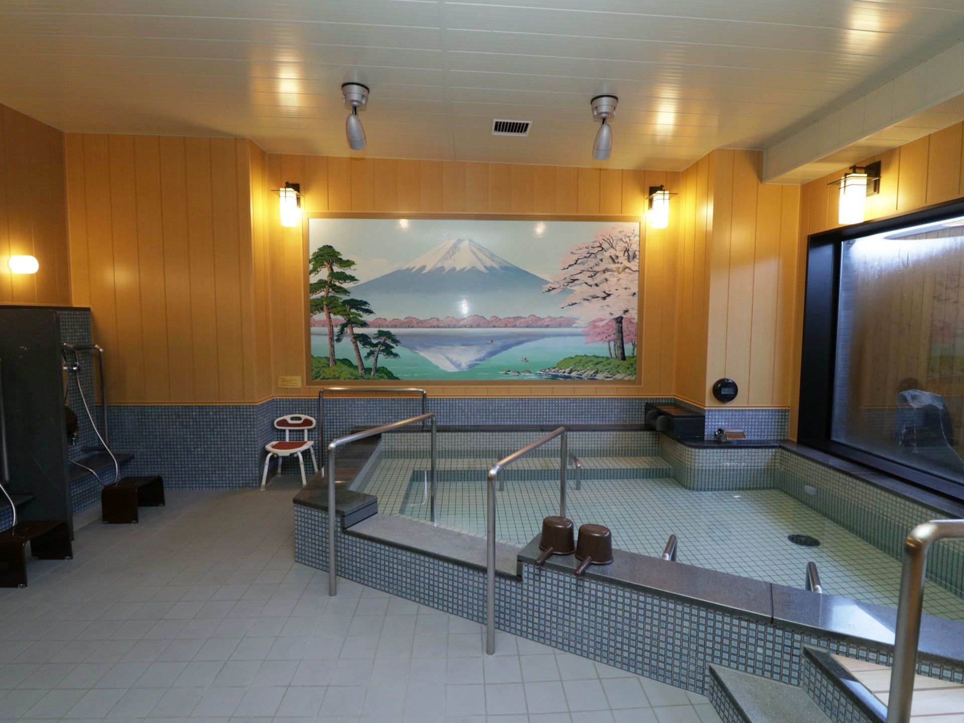大浴場が用意されており、青いタイルや石材が使用されている。壁には富士山の絵が大きく描かれており、その両側に照明がある。