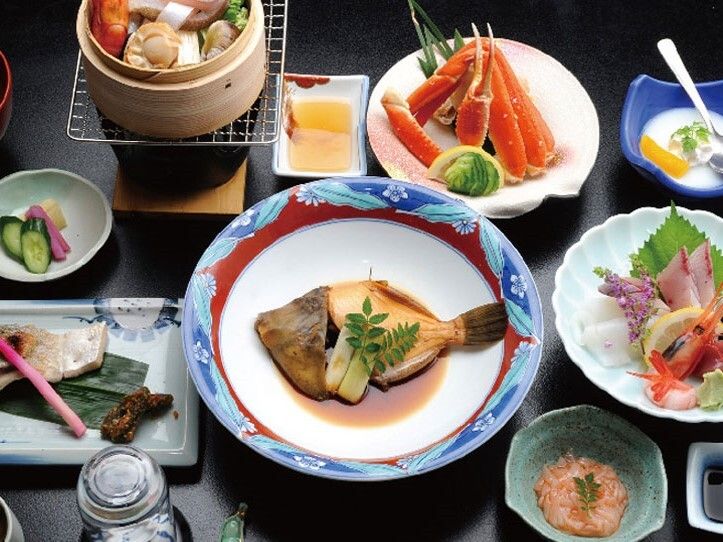 煮魚や蟹や、刺身の盛り合わせの付いたメニュー
