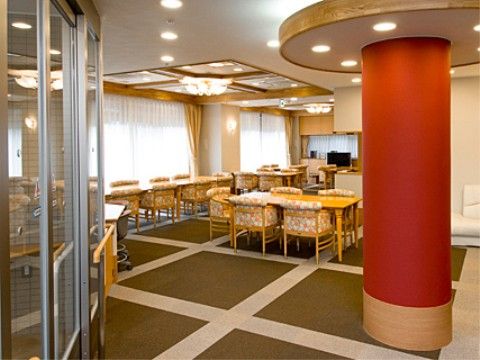 「あずみ苑 グランデ青梅」のリビング・ダイニング。歓談場所やお食事場所としている。