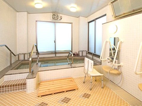 「あずみ苑 グランデ青梅」の浴室。シャワーチェア、介助手すり等の設備が充実している。