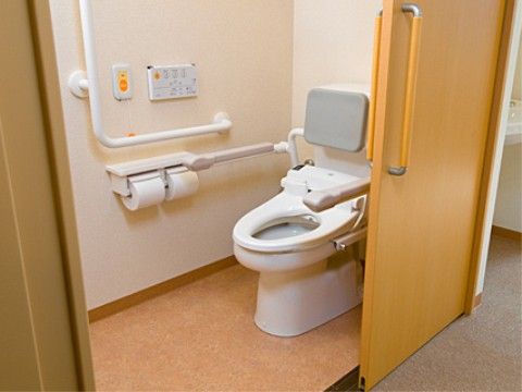 「あずみ苑 グランデ青梅」の居室・トイレ。車椅子の方にも安心してトイレへの、出入りができる。