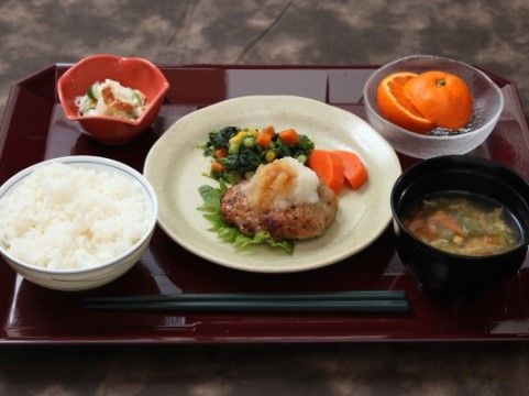 「あずみ苑 グランデ青梅」のお食事。スタミナたっぷりのハンバーグ。