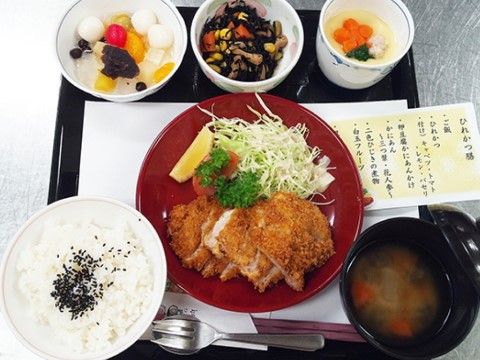 「あずみ苑 グランデ青梅」のお食事。フルーツポンチや、味噌汁のメニューが付いてくる。