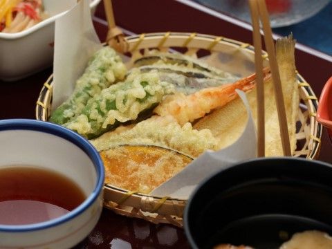 「あずみ苑 グランデ青梅」のお食事。後味さっぱりの食べやすい天ぷら。