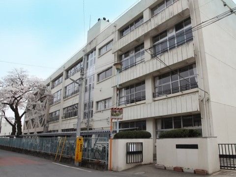 「あずみ苑 グランデ青梅」の周辺環境。教育の場として、日々勉強に励んでいる。