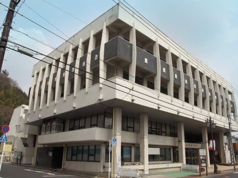 「あずみ苑 グランデ青梅」の周辺環境。日々、中から音が聞こえている。