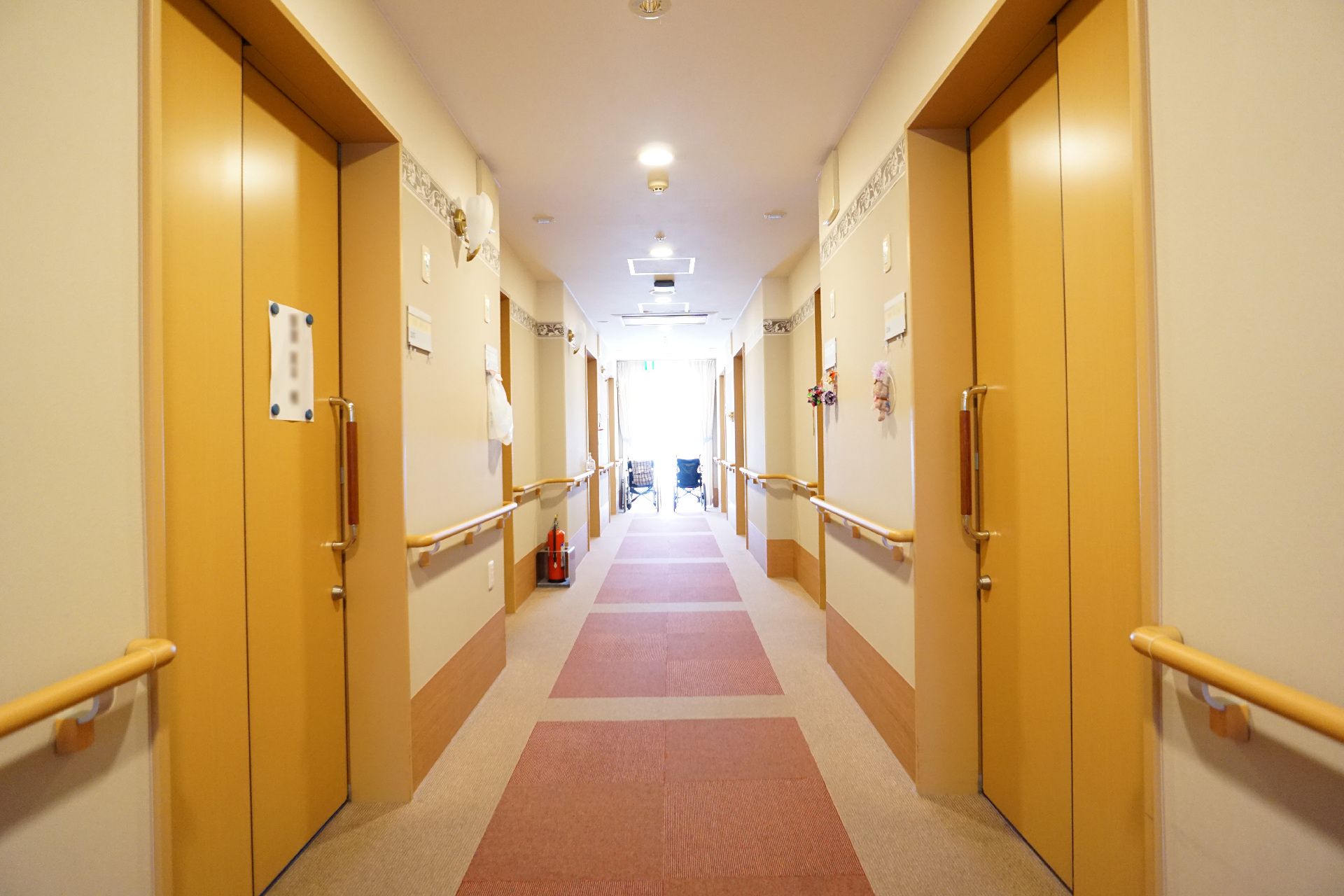 居室が並んで見える廊下