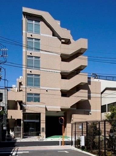 施設の建物は薄茶色のモダンな造りとなっている。老後の生活を安心して、ゆったりと過ごしていただける構造である。