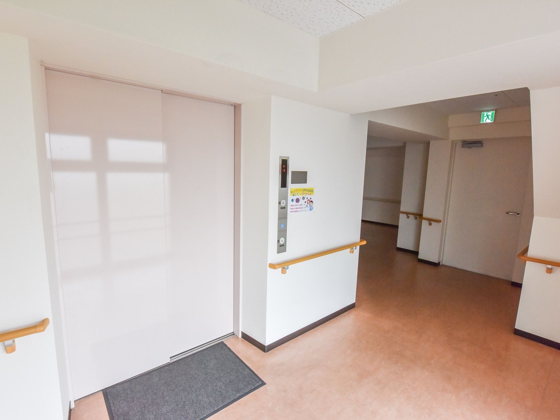 共用廊下の天井には避難経路の表示板が設置されており、非常時には表示に従って速やかに避難することが可能である。
