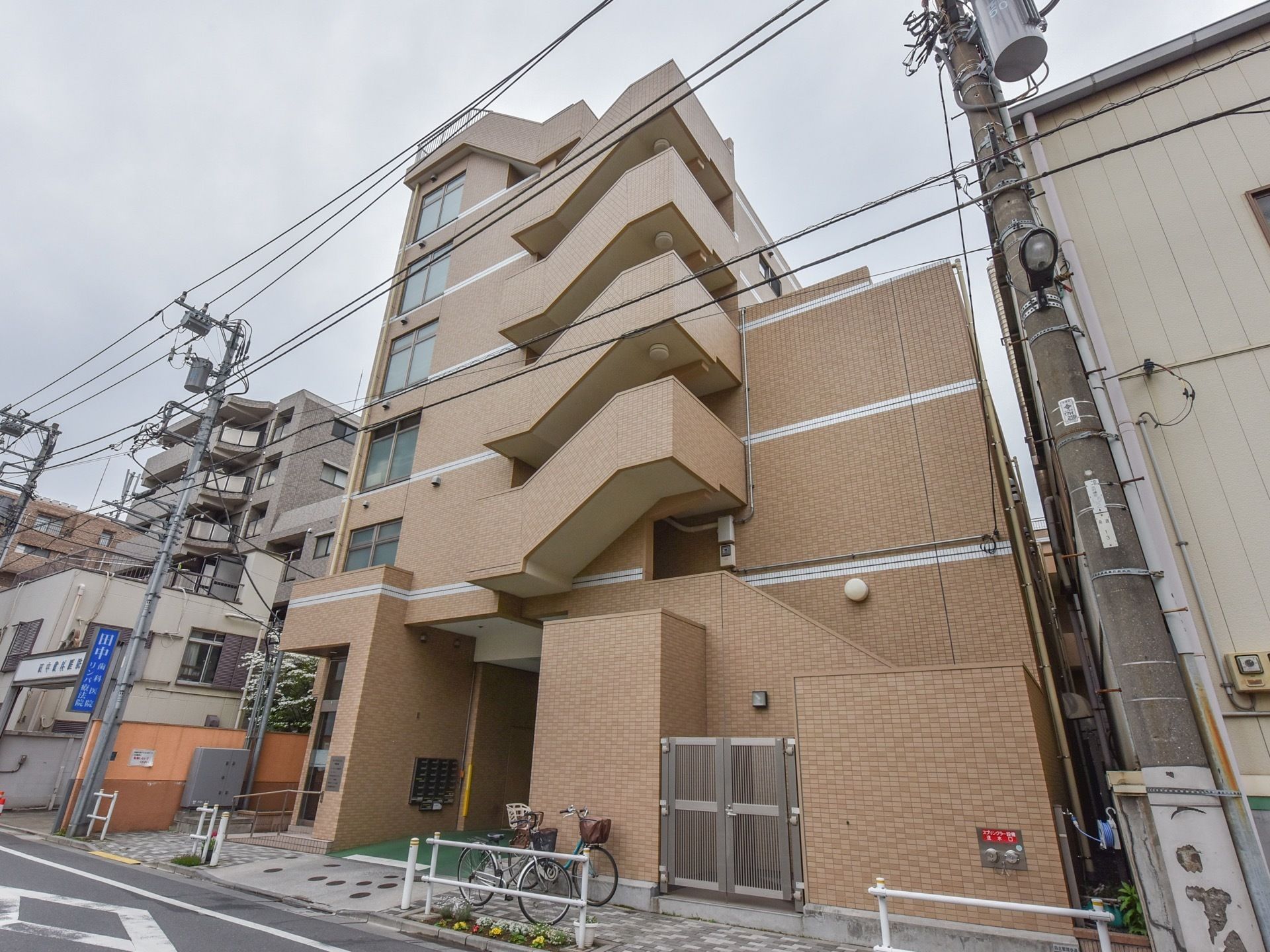 鉄筋コンクリート建ての施設の建物である。出入口前には郵便ポストが設置されており、入居者様が各々で受け取ることが可能である。