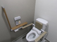 バリアフリーのモダンなトイレ設備