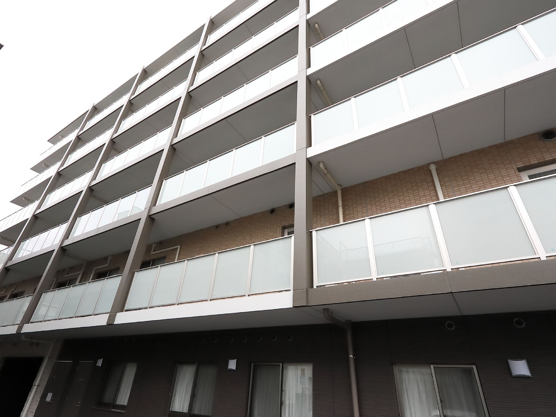 各居室に設置されたベランダは安全のため柵が設置され、目隠しの役割も果たしている。広いので、プランターで野菜を育てることができる。
