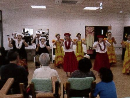 椅子に座って、イベント訪問の皆さんの踊りを見ている入居者様たち