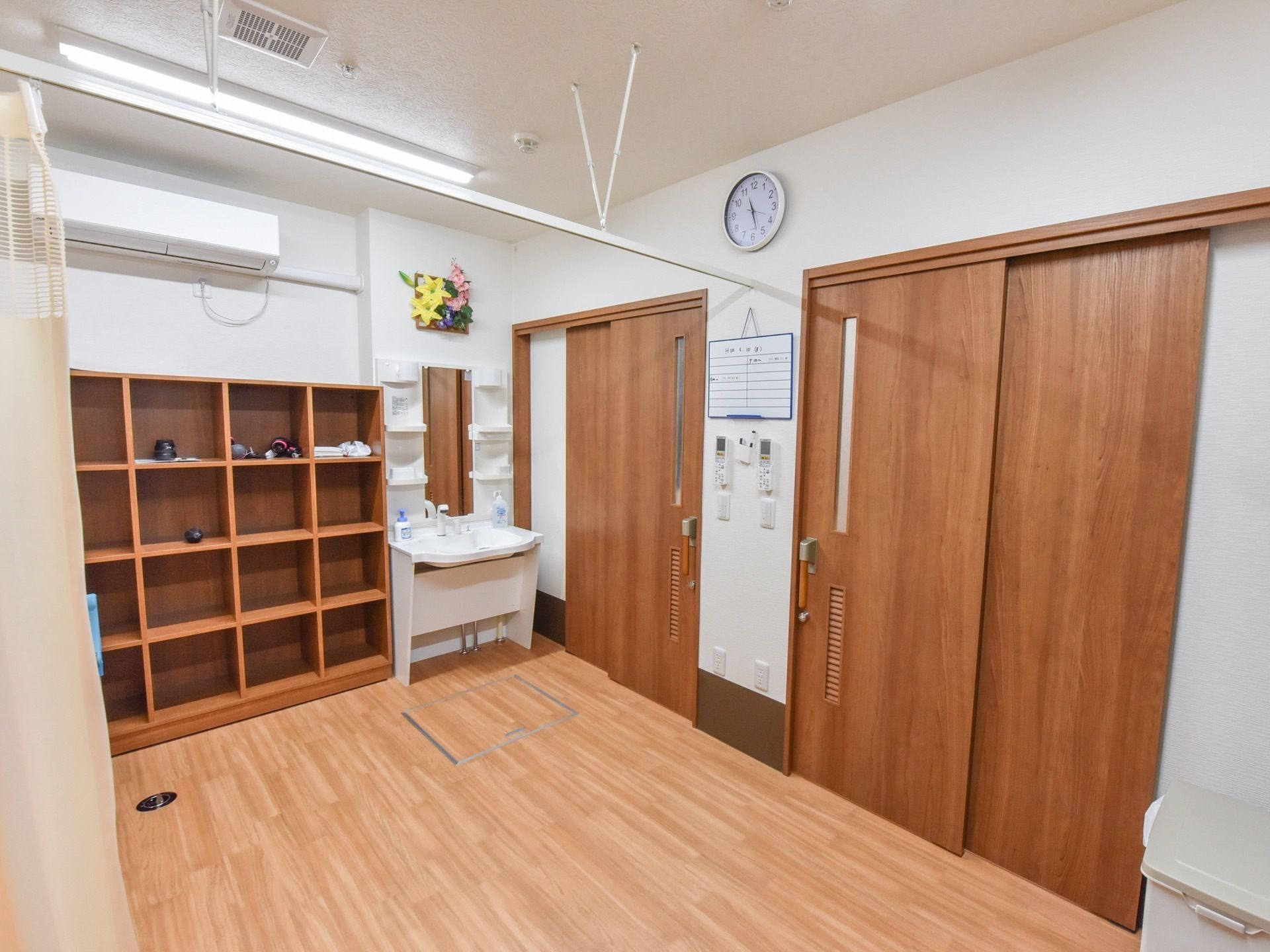 浴室は２か所用意している。アコーディオンカーテンの仕切ができ、それぞれの区画にエアコンが完備されている。