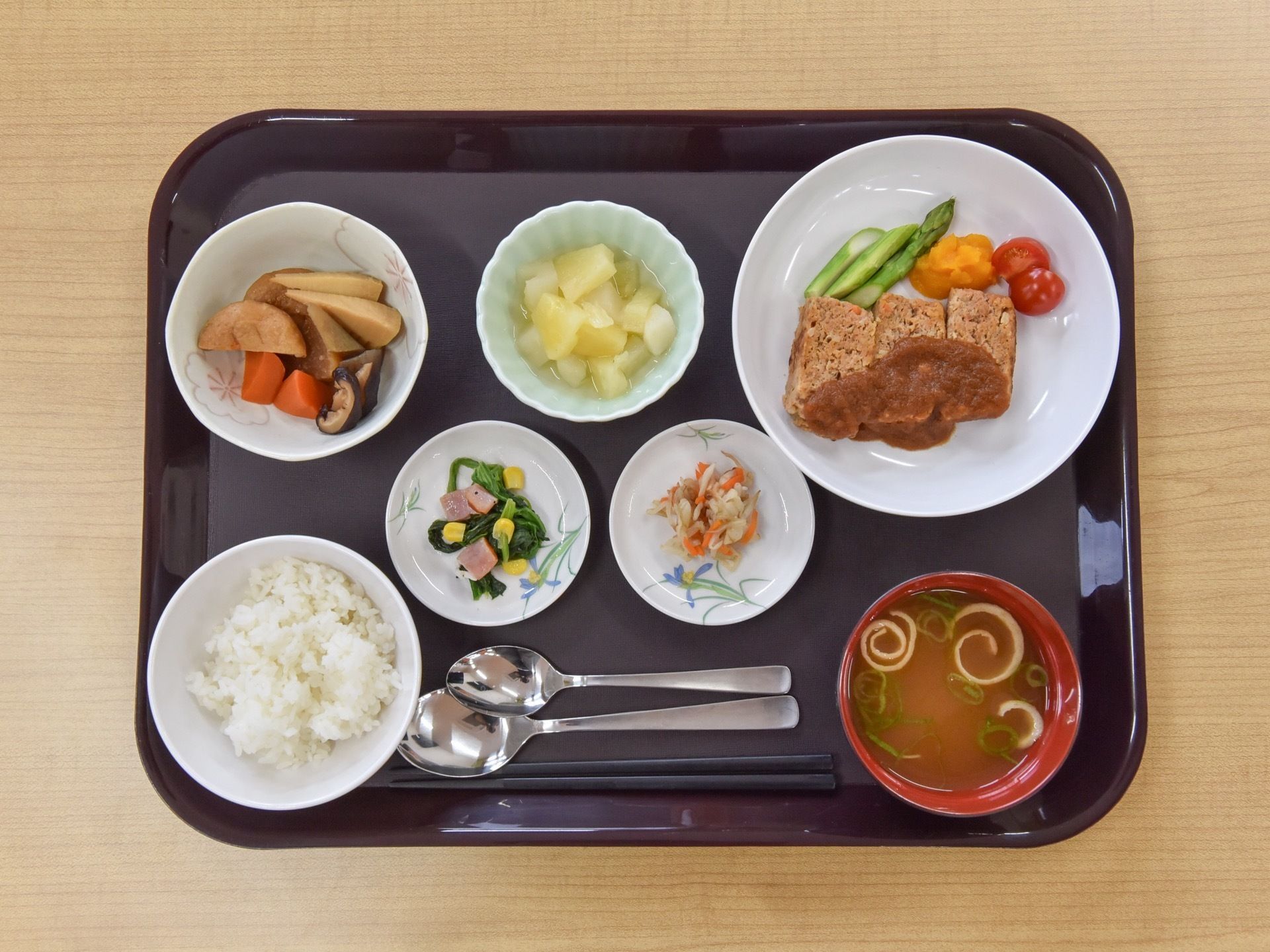 食事はご飯と味噌汁の他に、メイン料理を付け、４品の小鉢が付けることで飽きの来ないメニューを提供している。