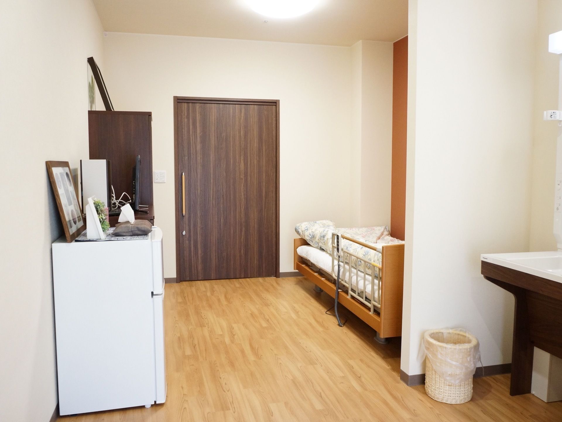 一人部屋の居室となっている。テレビ、冷蔵庫、チェストが備えられている。寝具は電動ベッドとなっている。