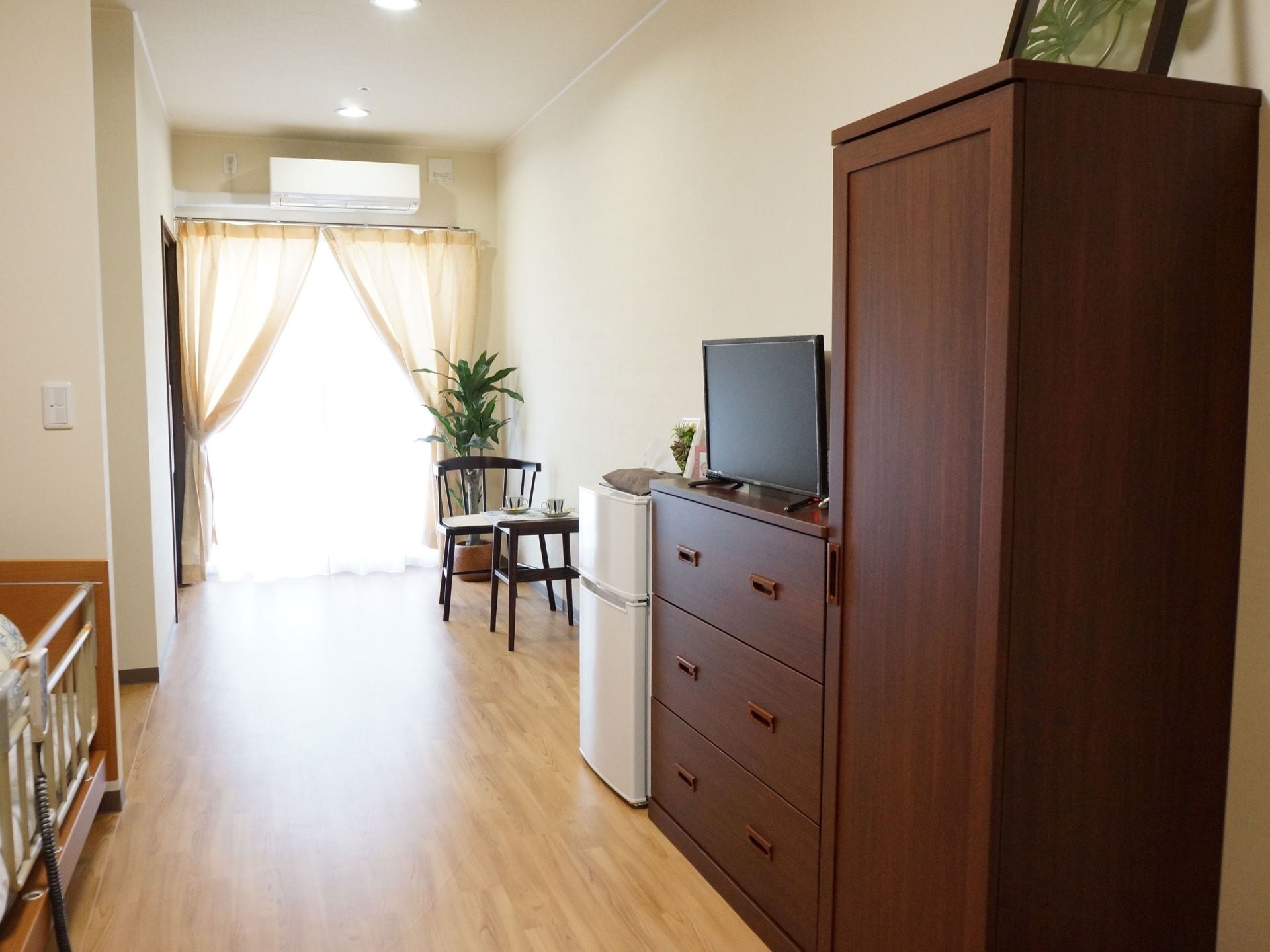 部屋はエアコンが付けられている。窓は大きなテラス窓となっている。小さな机と椅子が備え付けられている。