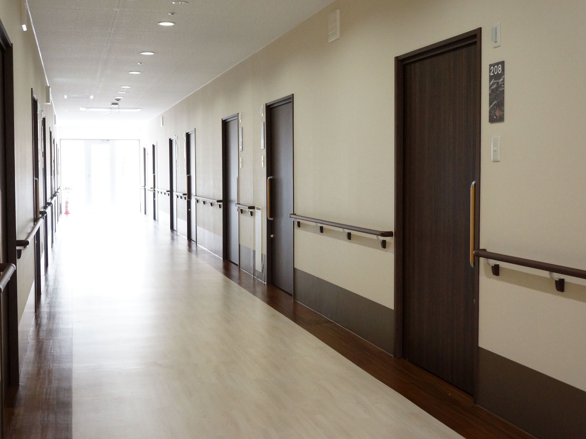 ドアと通路の両端、手すりの色は茶色、通路のメインと壁の色はベージュとなっている。通路の幅は広い。両側の壁に手すりが備え付けられている。