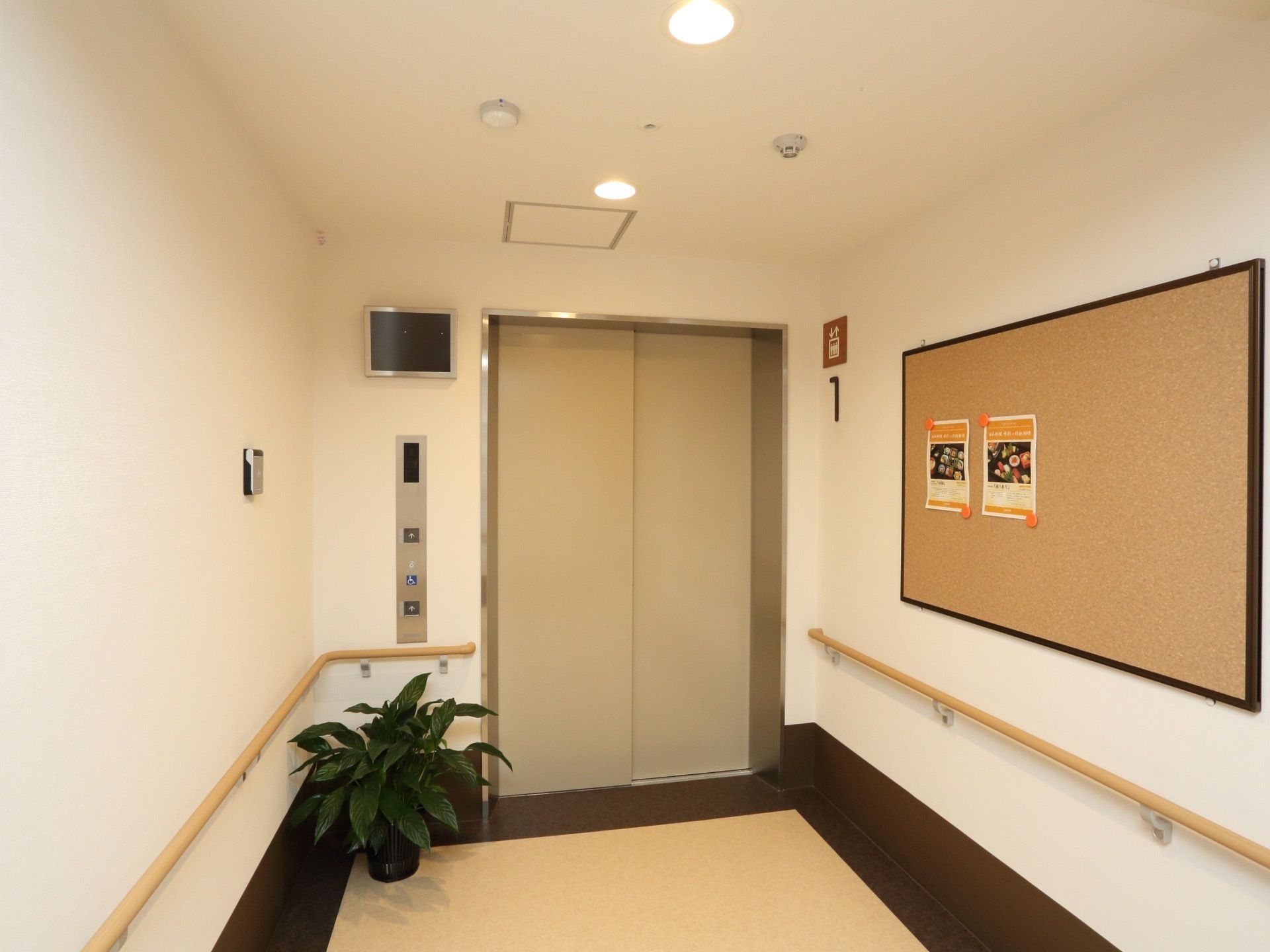 入居者様にもご利用いただけるエレベーターを完備している。入居者様の安全を考慮し、廊下には手すりを設置している。