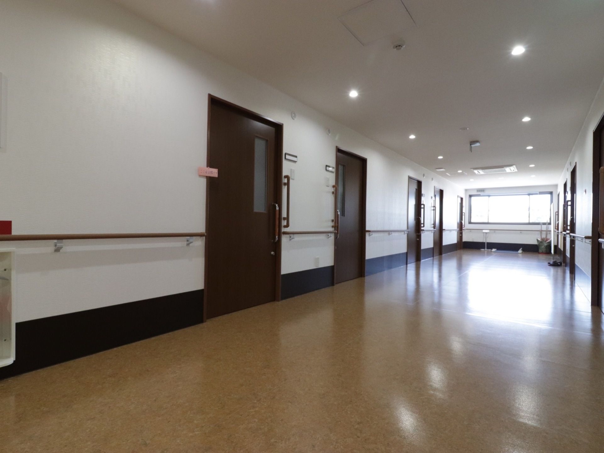 突き当りに幅広の窓が設置され、自然光がたくさん入っている。天井の丸形照明がおしゃれ。居室の扉は引き戸式を使用している。